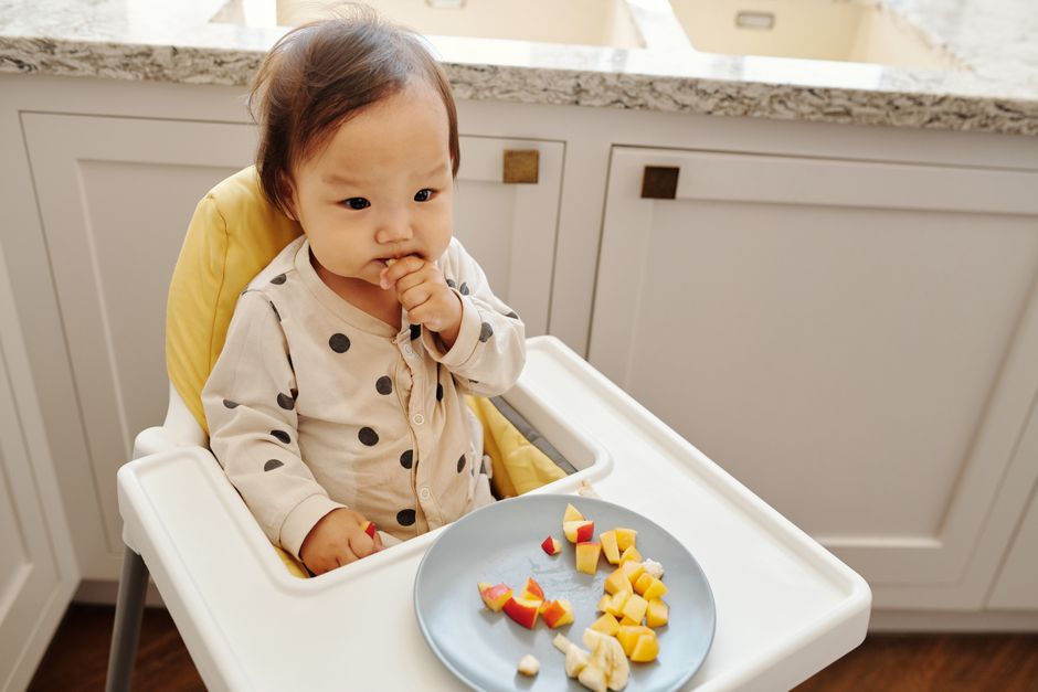 赤ちゃんご飯を手づかみで食べさせる本当のメリット。親が知らない成長効果